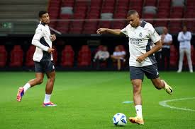 並展現了他 並展現了他